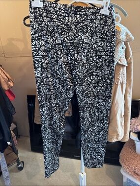 Black & White Abstract Print Leggings - Women